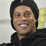 [Video] Ronaldinho reapareció públicamente rodeado de mujeres en bikini y fiesta