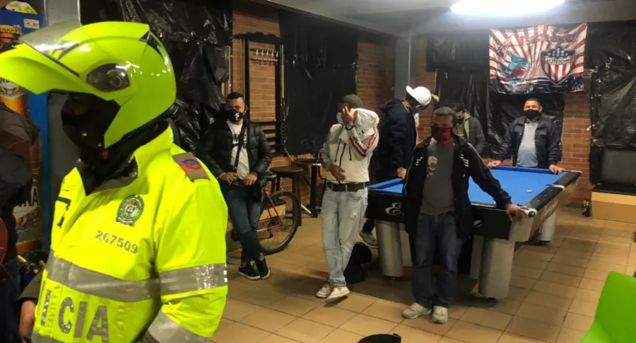 En las primeras horas de toque de queda en Bogotá, las autoridades ya comenzaron a desmantelar fiestas y hasta cerraron un billar.