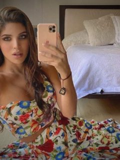 Mara Cifuentes tomándose una foto, ilustra nota de toma amorosa de ella con exprotagonista de novela que especulan es su novio.