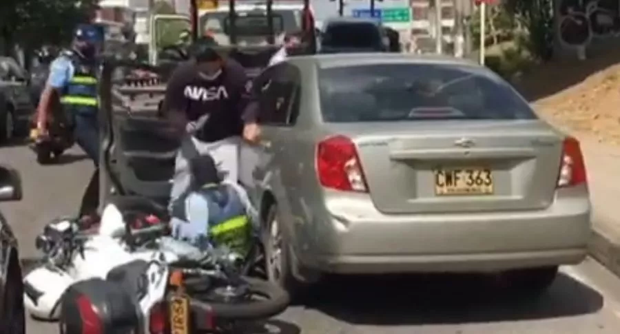 Video: mujer arrolló a agente de tránsito y evadió retén, en Bucaramanga.