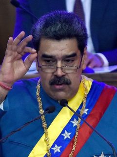Nicolás Maduro en el Informe del Estado de la Nación 'Memoria y Cuenta 2020', ilustra nota sobre críticas que le hacen en Twitter por apertura de concesionario de Ferrari en Caracas.