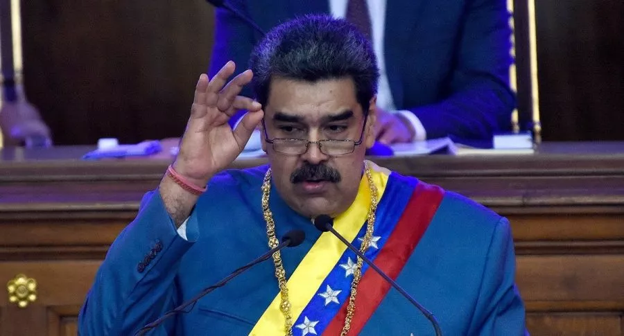 Nicolás Maduro en el Informe del Estado de la Nación 'Memoria y Cuenta 2020', ilustra nota sobre críticas que le hacen en Twitter por apertura de concesionario de Ferrari en Caracas.