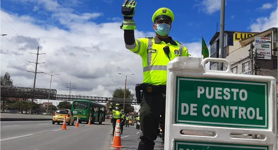 Policía de tránsito en Bogotá en un retén.