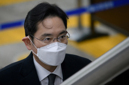 Lee Jae-yong, heredero de Samsung condenado a dos años de cárcel por corrupción, llega a la corte en Seúl el 18 de enero de 2021.