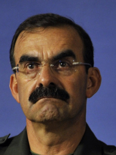 El general (r) Rodolfo Palomino, a quien la Procuraduría acaba de sancionar por 13 años, habla durante una conferencia de prensa en Bogotá, el 24 de septiembre de 2015.
