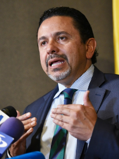 Miguel Ceballos, alto comisnionao de paz, que nego cualquier contacto con el Eln, habla en una rueda de prensa en agosto de 2019.