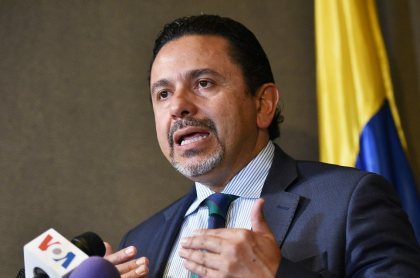 Miguel Ceballos, alto comisnionao de paz, que nego cualquier contacto con el Eln, habla en una rueda de prensa en agosto de 2019.
