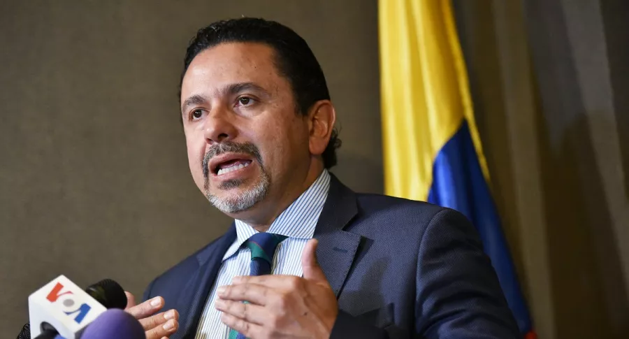 Miguel Ceballos, alto comisnionao de paz, que nego cualquier contacto con el Eln, habla en una rueda de prensa en agosto de 2019.