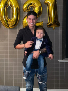 Foto de James Rodríguez y Samuel Rodríguez, a propósito de primeros pasos del pequeño