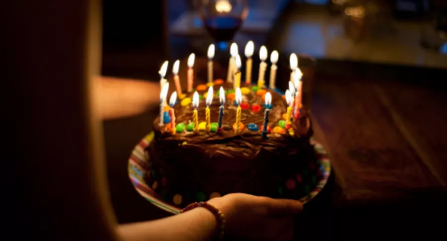 Torta de cumpleaños, ilustra nota de Joven detenida en su cumpleaños, policías le tomaron foto con su torta