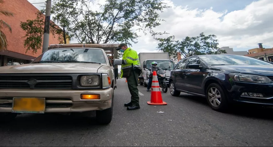 Policía pide papeles a conductor de carro en Bogotá, ilustra nota sobre Pico y placa en Bogotá hoy 19 de enero; a qué hora empieza y excepciones. 