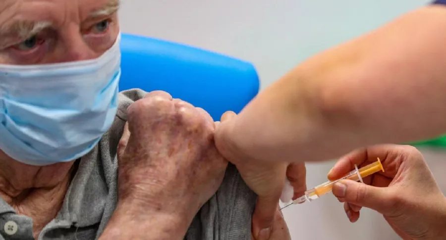 La columnista piensa que vacunar a viejos primero sería "gastar" las vacunas.