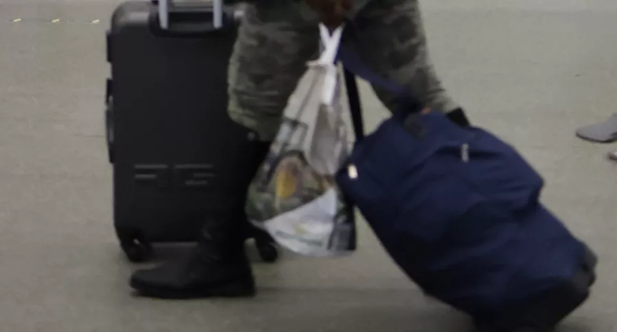 Imagen de personas con maletas ilustra artículo Aumentan casos de viajeros con coronavirus que llegan a Colombia  