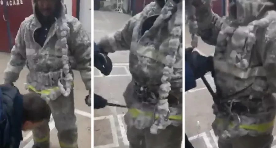 Capturas de pantalla de video de bomberos quedan cubiertos de hielo tras apagar incendio