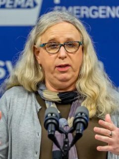 Rachel Levine, pediatra de 64 años, se convertiría en el primer funcionario federal abiertamente transgénero confirmado por el Senado estadounidense.