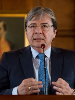 Ministro Carlos Holmes Trujillo está sedado e intubado por neumonía