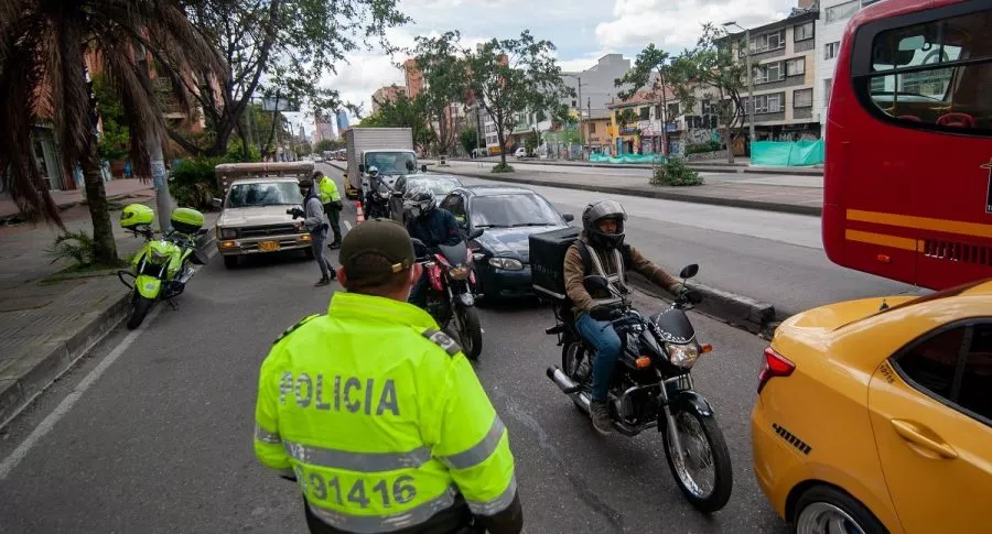 Imagen de vía en Bogotá con policías de tránsito, ilustra nota sobre Pico y placa en Bogotá hoy 20 de enero; a qué hora empieza y excepciones. 