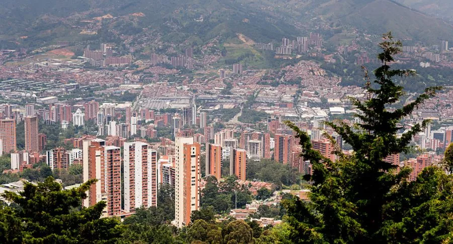 Foto de Medellín ilustra nota sobre pico y cédula Medellín hoy 20 de enero: toque de queda nocturno