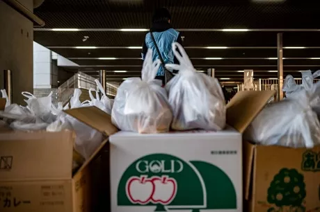 "En Japón, los medios de comunicación no suelen hablar de ello, pero muchas personas duermen en estaciones de tren y entre cajas de cartón. Algunas se mueren de hambre", dijo el hombre / AFP.
