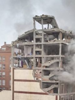 Fuerte explosión en edificio sacude al centro de Madrid, España.