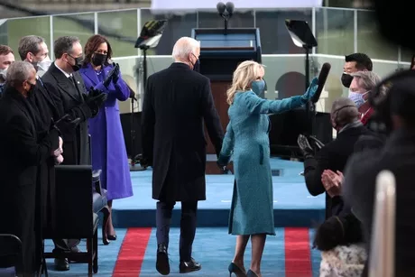 Fotos de primera dama de EEUU y otras mujer en posesión de Joe Bidenand Dr. Jill Biden arrive to Biden's inauguration on the West Front of the U.S. Capitol on January 20, 2021 in Washington, DC.  During today's inauguration ceremony Joe Biden becomes the 46th president of the United States. (Photo by Win McNamee/Getty Images)