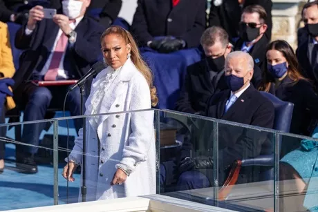 Jennifer Lopez canta con aretes de diamante en posesión de Biden