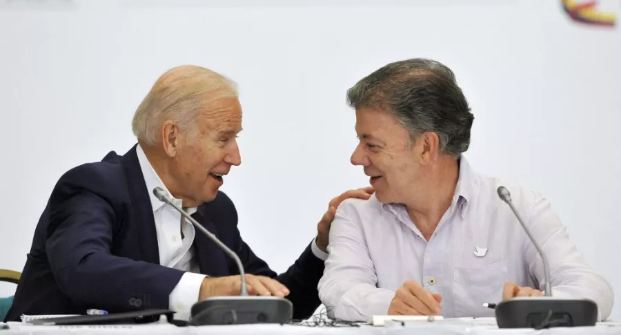 Juan Manuel Santos junto a Joe Biden, ilustran nota de broma de Martín Santos con foto en la que dice que su papá enmermeló al nuevo presidente de EEUU