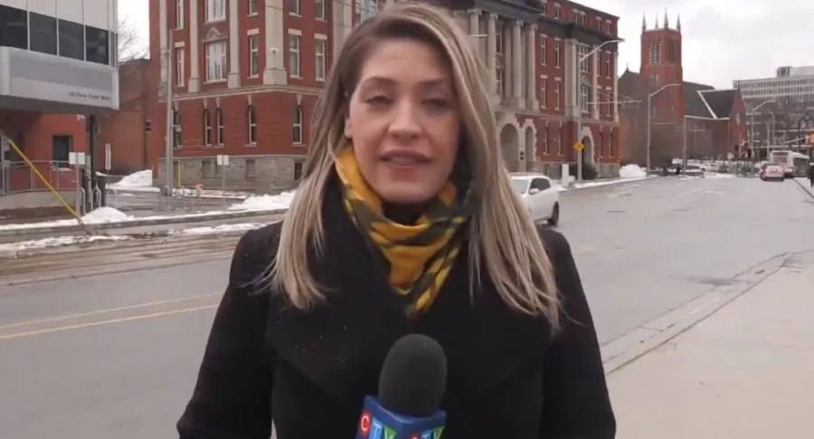 Krista Sharpe, reportera del canal CTV, fue víctima de acoso sexual en Canadá por parte de un conductor durante una transmisión en vivo.