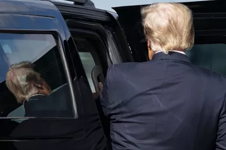 Donald Trump, subiendo a su limusina después de aterrizar en el Aeropuerto Internacional de Palm Beach en West Palm Beach, Florida / AFP.
