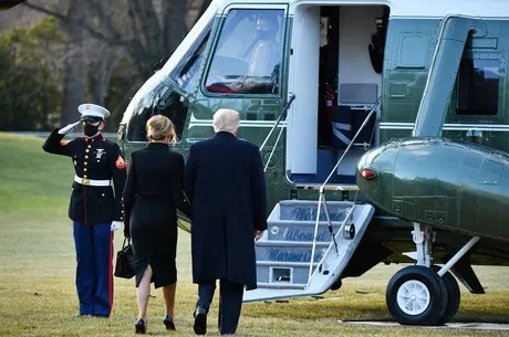 Donald y Melania Trump, cuando iban al Marine One, antes de partir desde el jardín sur de la Casa Blanca, en Washington / AFP.