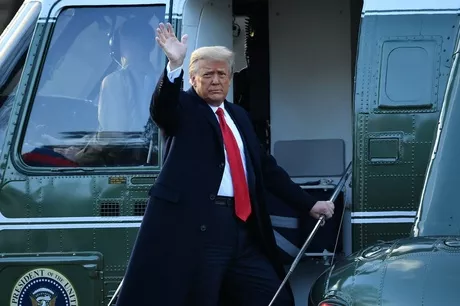 Con un escueto gesto con la mano, el expresidente dijo adiós a la Casa Blanca / AFP.