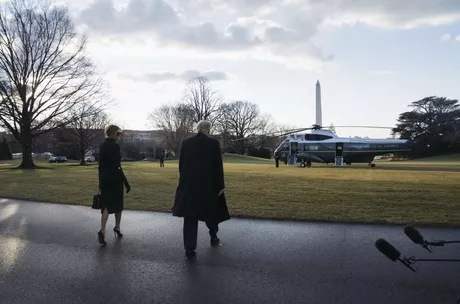 Un cielo nublado fue el marco que acompañó la salida de Donald Trump y de su esposa Melania / AFP.