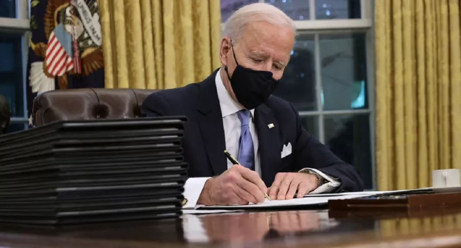 El presidente estadounidense Joe Biden, firmando sus primeras 17 órdenes ejecutivas.