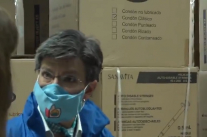 Claudia López presentando insumos médicos para la COVID-19, entre los que estaban cajas de condones
