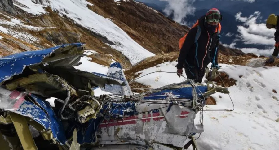 Restos de avión accidentado en 1995 que encontraron en nevado de Huila