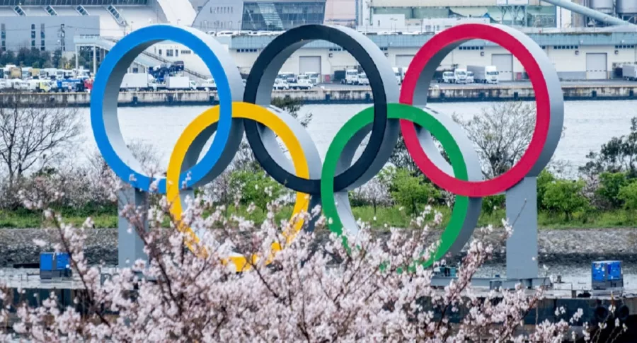 Los tradicionales aros de los Juegos Olímpicos exhibidos en Tokio, ciudad que aplazó un año su realización.
