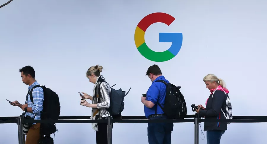 Imagen de logo de Google y varias personas ilustra artículo Google amenaza con bloquear su motor de búsqueda en Australia