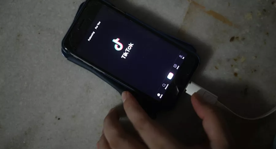 Imagen de celular con logo de TikTok ilustra artículo Niña muere asfixiada al participar en un reto de TikTok