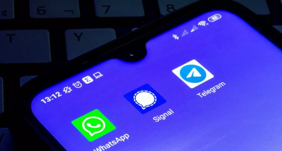 Foto del logo de WhatsApp, Signal y Telegram ilustra nota sobre WhatsApp: Signal, su competencia, está incorporando nuevas funciones