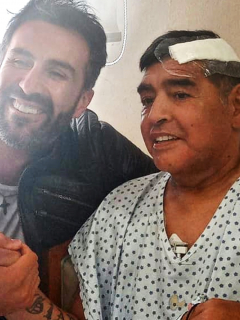 Leopoldo Luque, medico de Maradona le falsificó la firma al famoso 10. Foto de referencia de ambos.