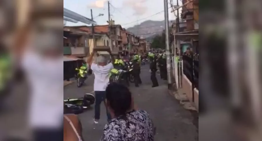 Video: jóvenes golpean a policías en las calles de Copacabana, Antioquia