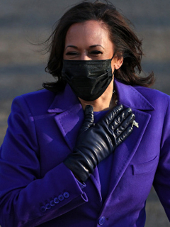 Diseñadora colombiana participó en diseño del vestido de Kamala Harris.