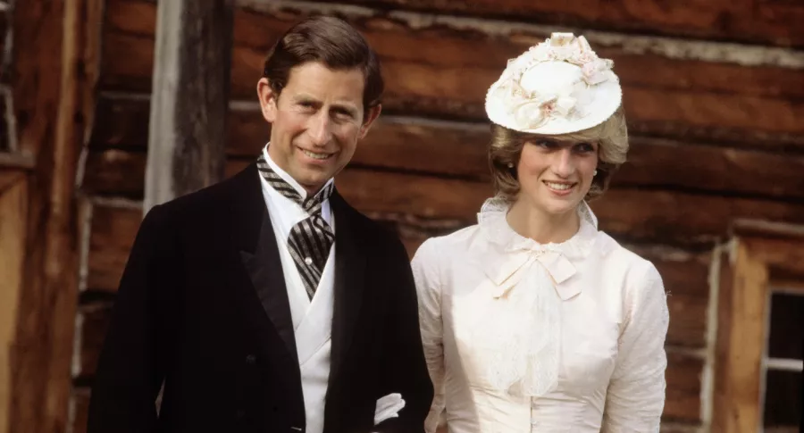 Foto de príncipe Carlos y la princesa Diana, a propósito que le dieron a ella para acostarse con él