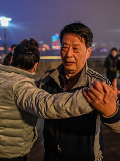 Pareja baila en Wuhan, China.