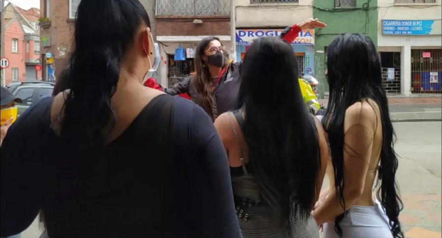 La alcaldesa de Los Mártires visitó la zona de tolerancia del barrio Santa Fe, y habló con las trabajadoras sexuales y les dio tapabocas