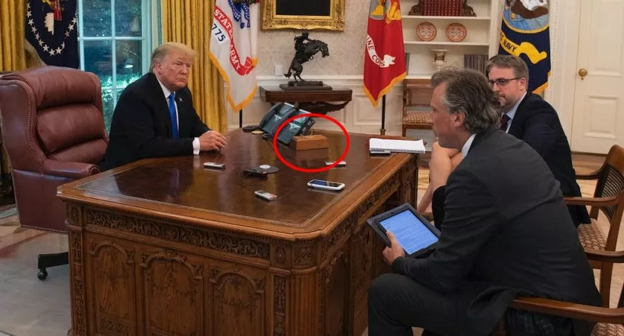 Donald Trump es entrevistado en su oficina de la Casa Blanca, ilustra nota de Joe Biden eliminó boton rojo para recibir Coca-Cola que puso Trump