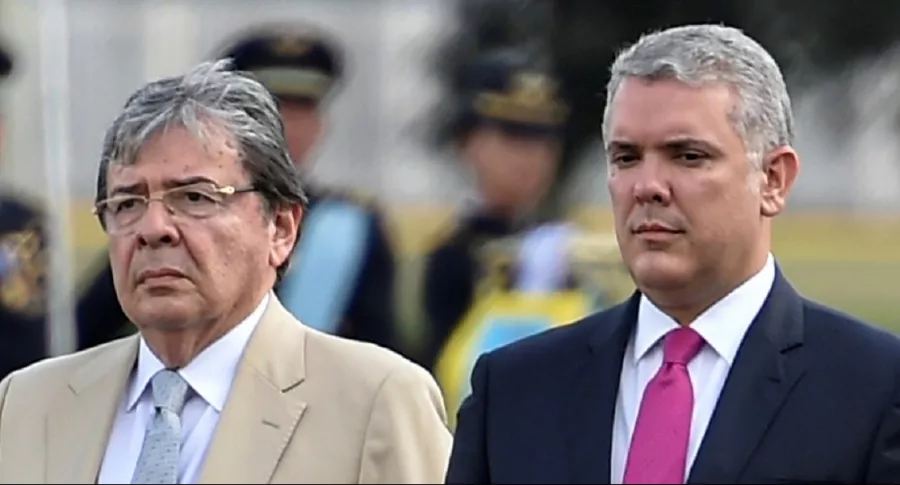 El ministro de Defensa, Carlos Holmes Trujillo, hospitalizado por COVID-19, y el presidente Iván Duque.