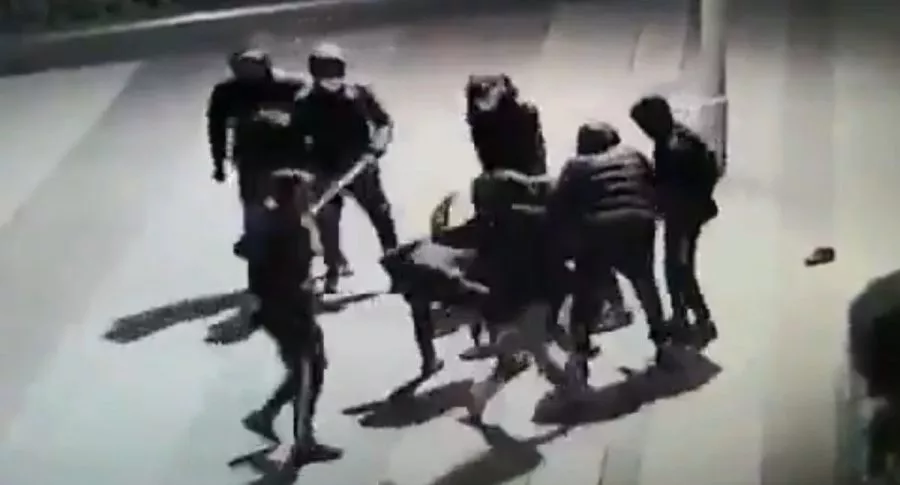 Captura de pantalla de video de brutal paliza a joven en París, quedó en coma