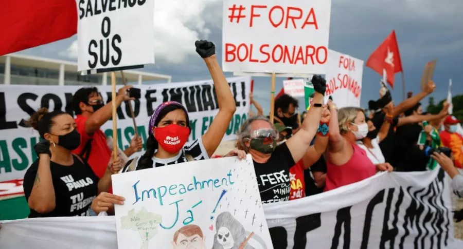 Brasileños protestan contra  Jair Bolsonaro en Brasil por demora en vacunación