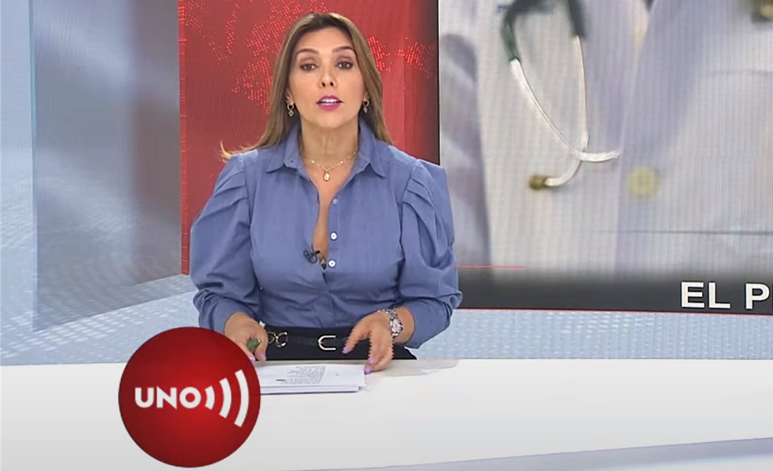 Mónica Rodríguez lucha contra rebelde escote en Noticias Uno